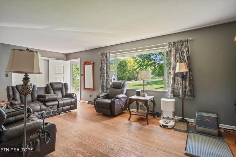 1061 S Linden Dr, Alcoa, TN 37701