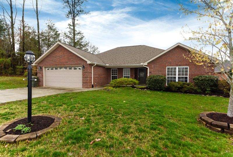 1061 Saint Johns Dr, Maryville, TN 37801