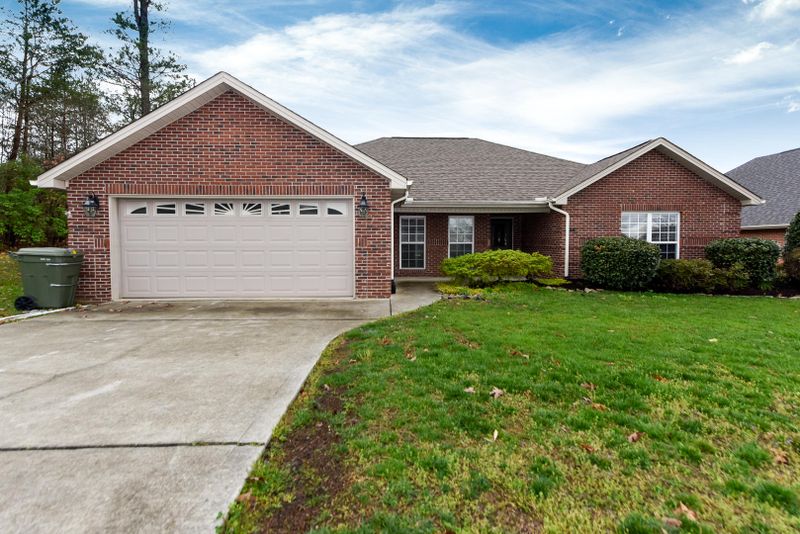 1061 Saint Johns Dr, Maryville, TN 37801