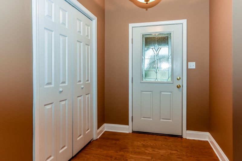 1061 Saint Johns Dr, Maryville, TN 37801