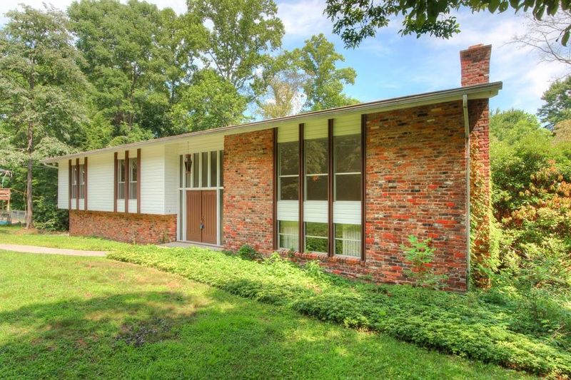 1061 W Outer Dr, Oak Ridge, TN 37830