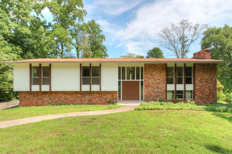 1061 W Outer Dr, Oak Ridge, TN 37830