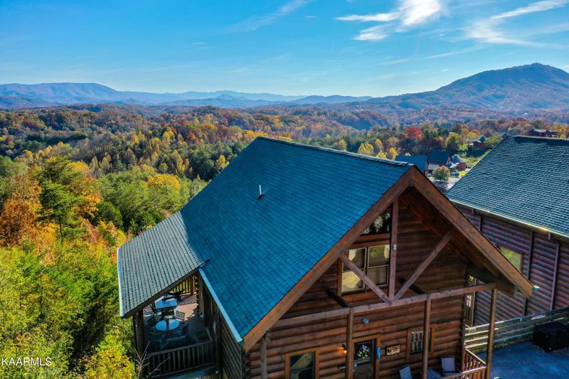 1063 Towering Oaks Dr, Sevierville, TN 37876