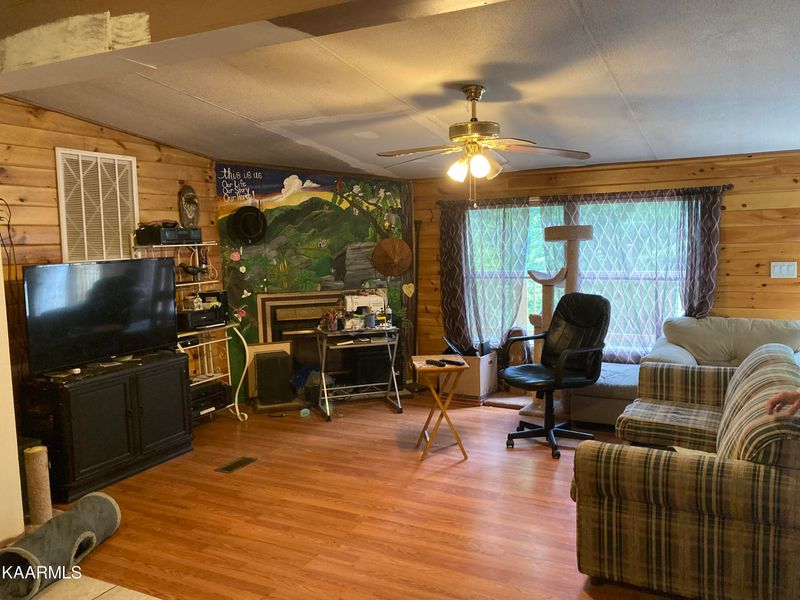 1065 Old Oliver Rd, Walland, TN 37886