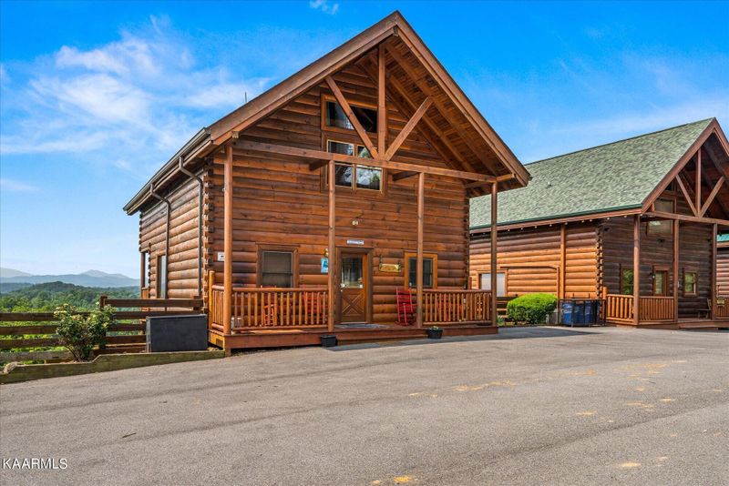 1067 Towering Oaks Dr, Sevierville, TN 37876