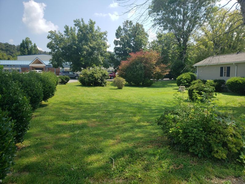 107 3rd St, Rocky Top, TN 37769