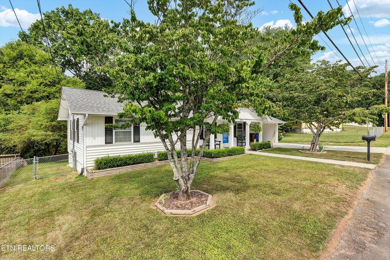 107 Alger Rd, Oak Ridge, TN 37830