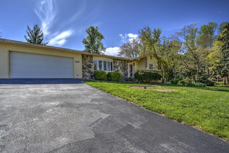 107 Connors Dr, Oak Ridge, TN 37830