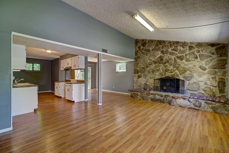 107 Gladwood Rd, Clinton, TN 37716