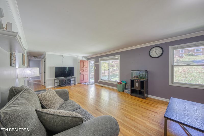 107 Locust Ln, Oak Ridge, TN 37830