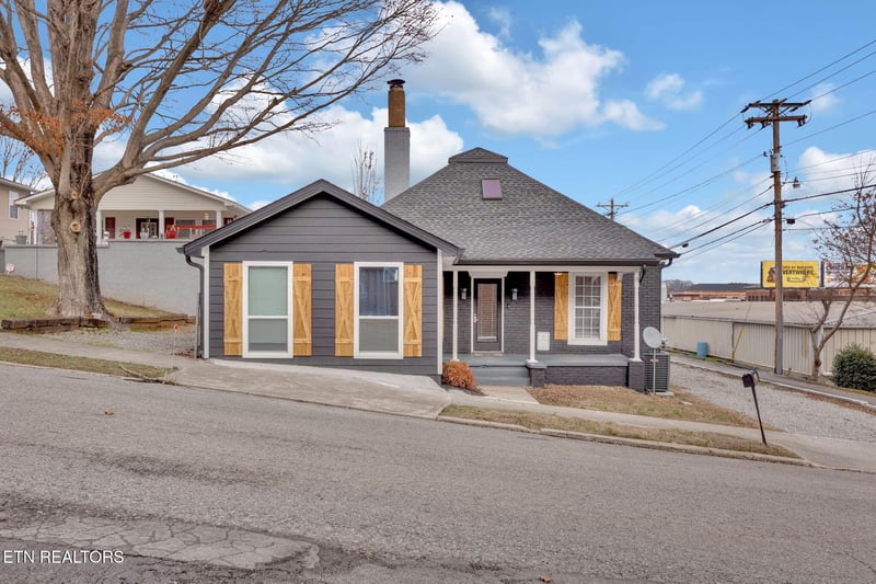 107 N C St, Lenoir City, TN 37771