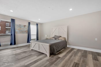 107 N C St, Lenoir City, TN 37771