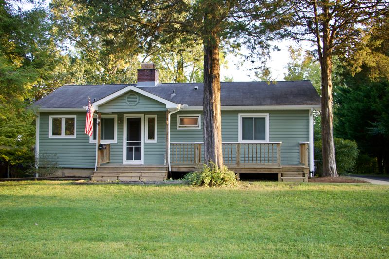 107 Peach Rd, Oak Ridge, TN 37830