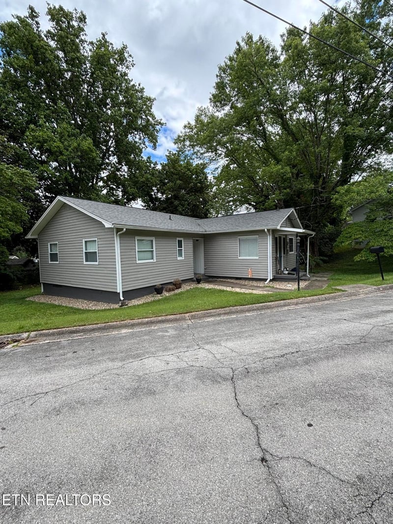 107 Porter Rd, Oak Ridge, TN 37830