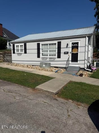 107 Trenton St, Harriman, TN 37748