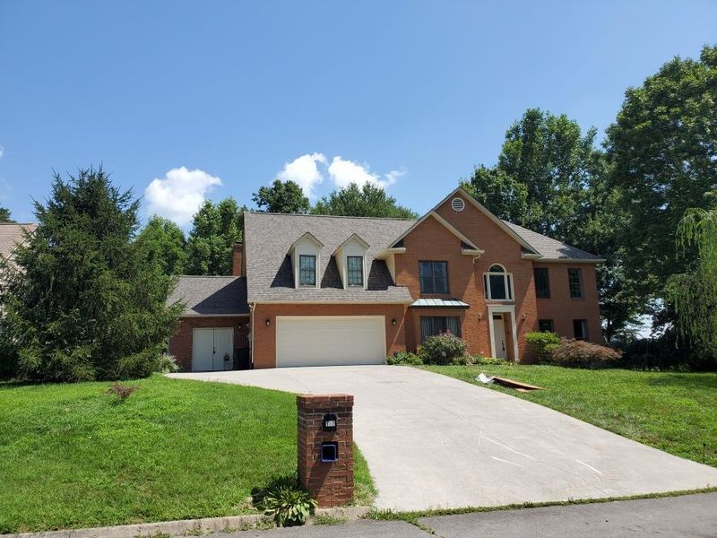 107 W Melbourne Rd, Oak Ridge, TN 37830