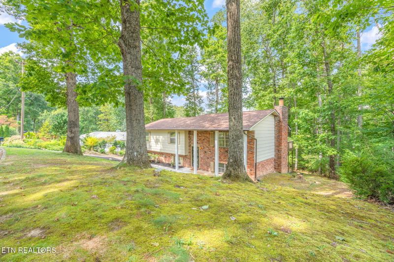 1070 W Outer Dr, Oak Ridge, TN 37830