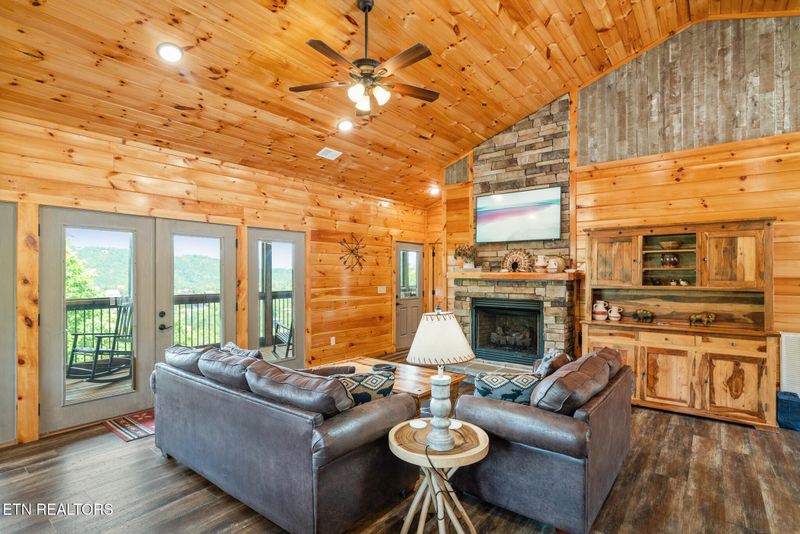 1072 Village Loop Rd, Gatlinburg, TN 37738