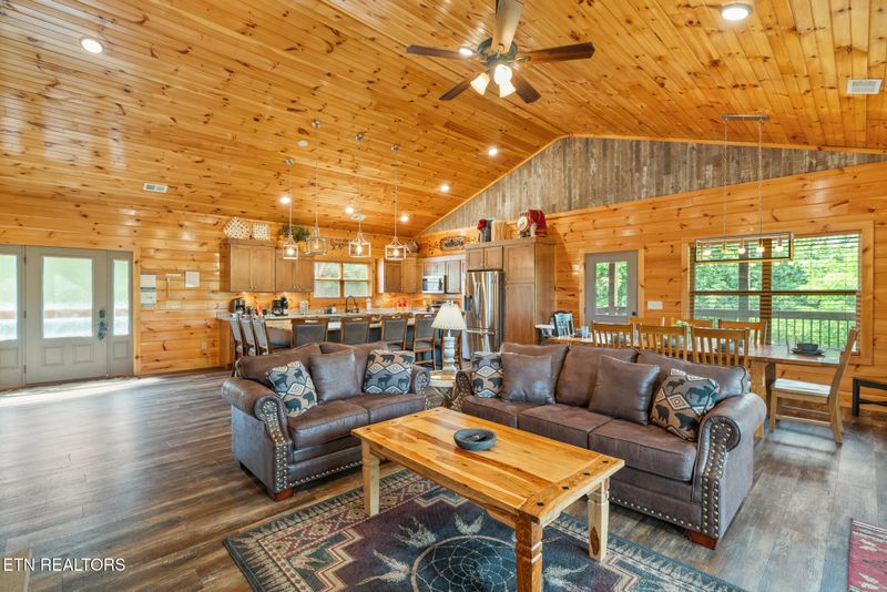 1072 Village Loop Rd, Gatlinburg, TN 37738
