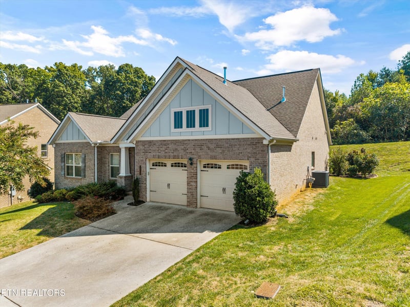10720 Hunters Knoll Ln, Knoxville, TN 37932