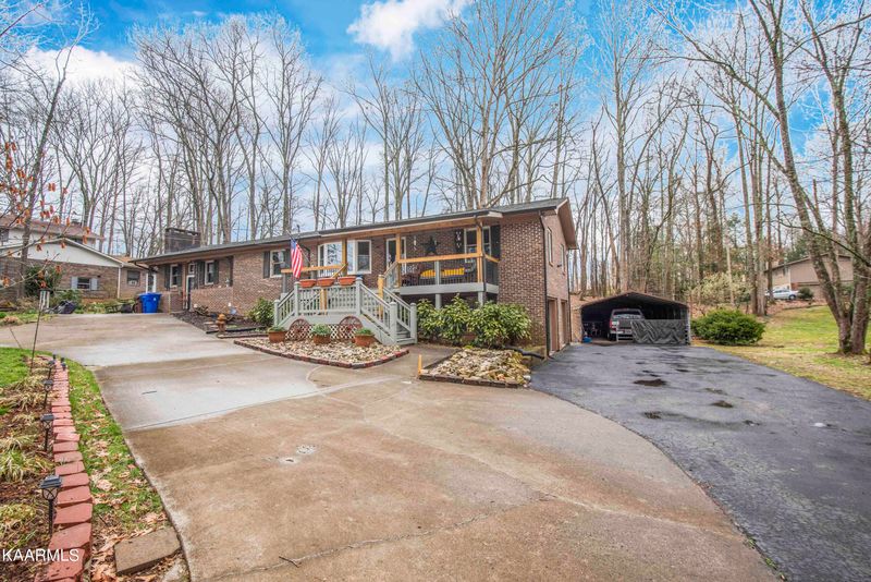 1073 W Outer Dr, Oak Ridge, TN 37830
