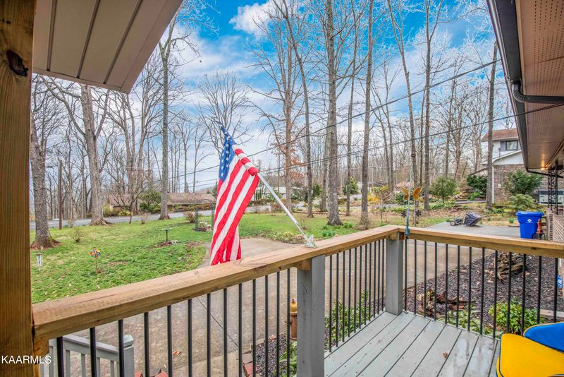 1073 W Outer Dr, Oak Ridge, TN 37830