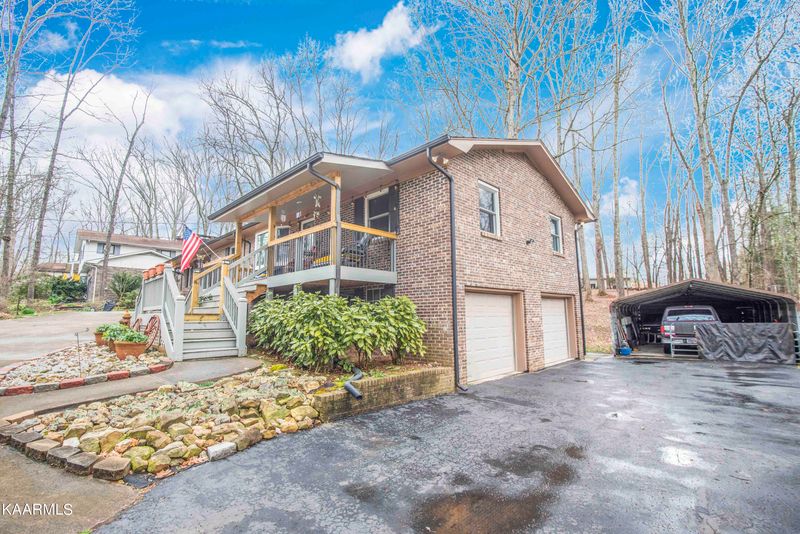 1073 W Outer Dr, Oak Ridge, TN 37830