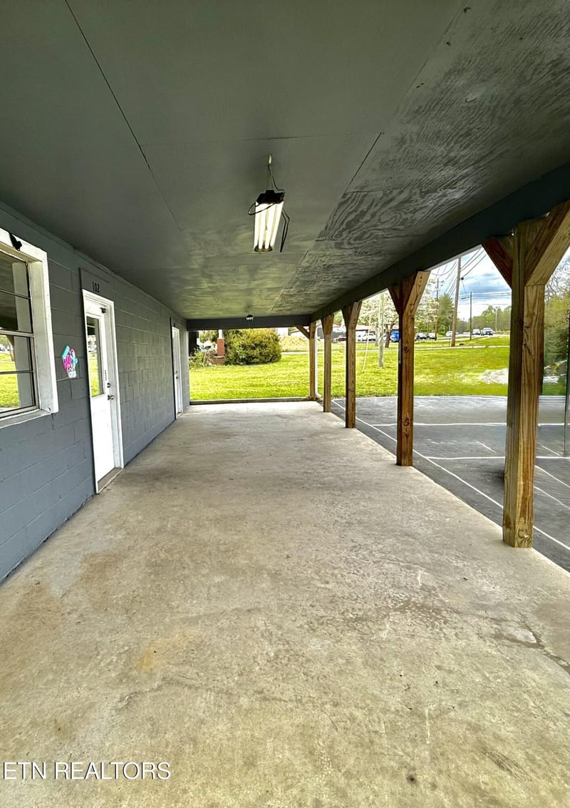 1074 S Main St, Crossville, TN 38555