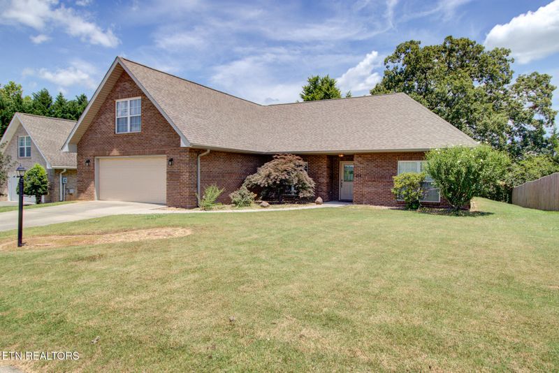1074 Saint Johns Dr, Maryville, TN 37801