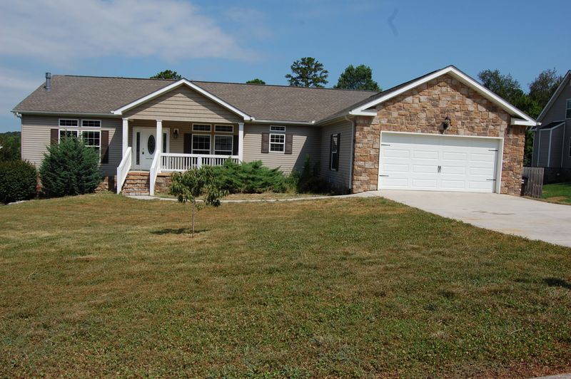 1077 Stonebrook Ln, Lenoir City, TN 37772