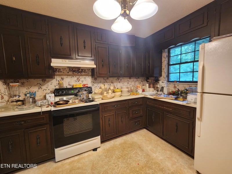 1078 Cove Ln, Oliver Springs, TN 37840