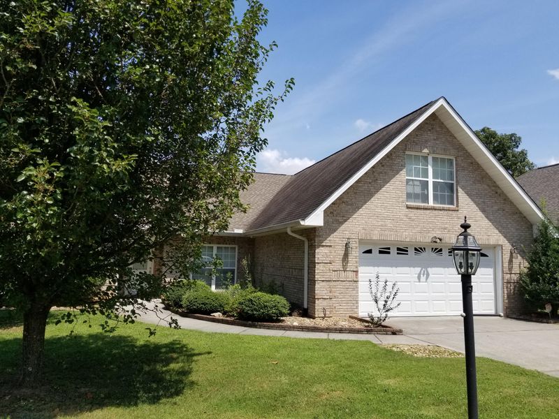 1078 Saint Johns Dr, Maryville, TN 37801