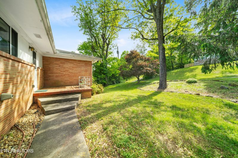 108 E Morningside Dr, Oak Ridge, TN 37830