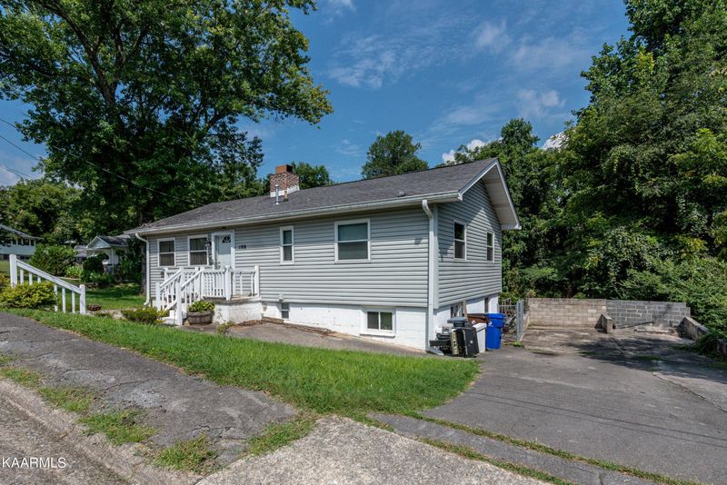 108 E Price Rd, Oak Ridge, TN 37830