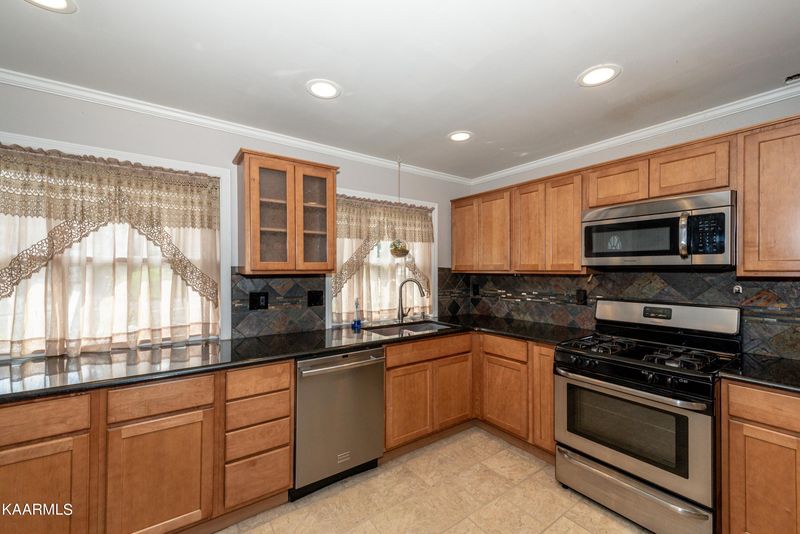 108 E Price Rd, Oak Ridge, TN 37830