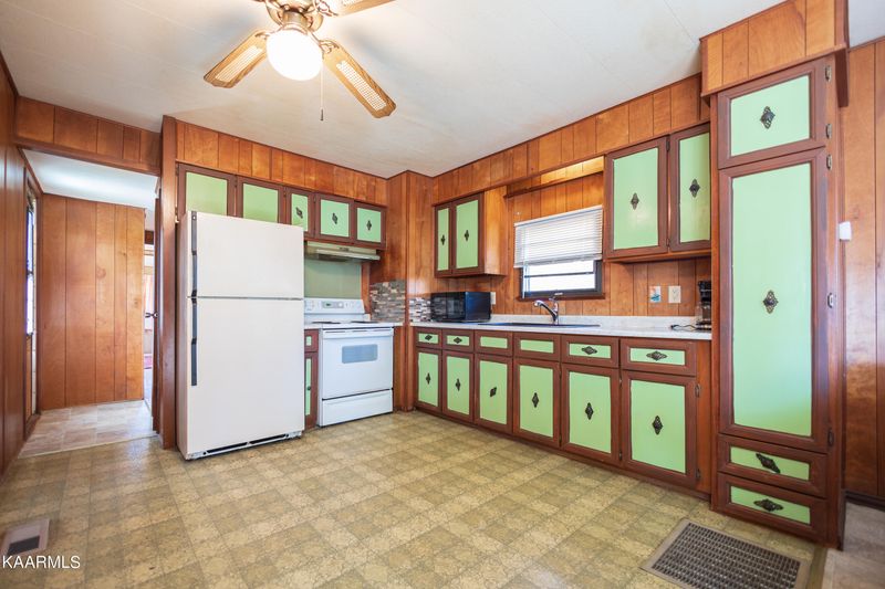 108 Queen St, Clinton, TN 37716