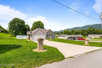 108 S Burress Ln, Jacksboro, TN 37757