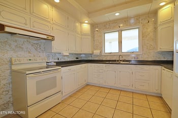 108 W 1st Ave, Oneida, TN 37841