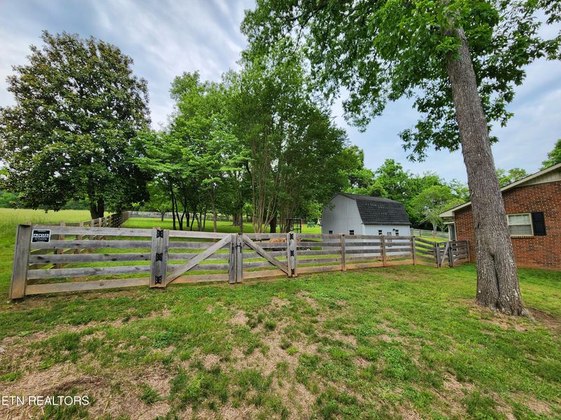 1081 Dewitt Dr, Lenoir City, TN 37772