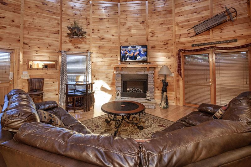 1082 Towering Oaks Dr, Sevierville, TN 37876