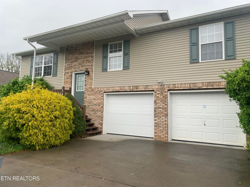 1084 Berry Trail Dr, Sevierville, TN 37862
