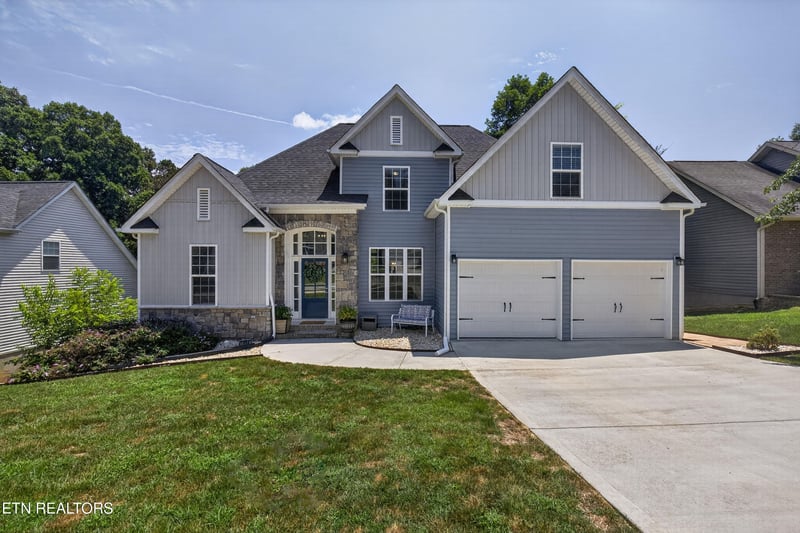 1084 Hillside Ln, Lenoir City, TN 37771