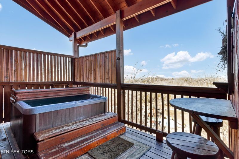 1084 Towering Oaks Dr, Sevierville, TN 37876