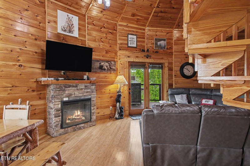 1086 Towering Oaks Dr, Sevierville, TN 37876
