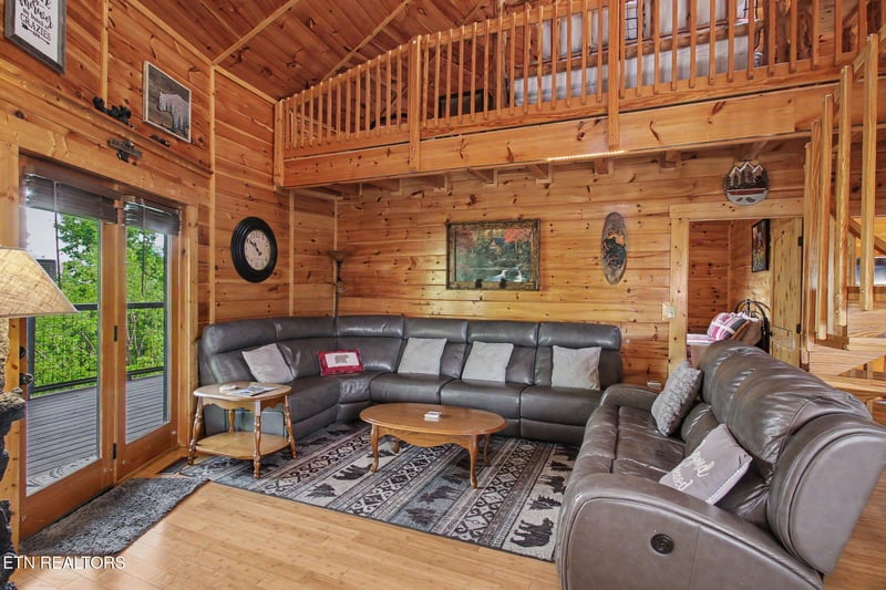 1086 Towering Oaks Dr, Sevierville, TN 37876