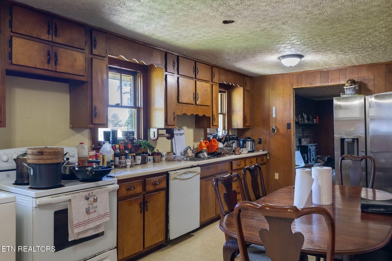 109 Camp Howard Rd, Oakdale, TN 37829