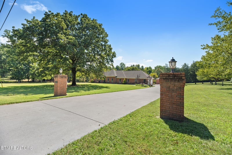 109 Dairy Pond Rd, Norris, TN 37828