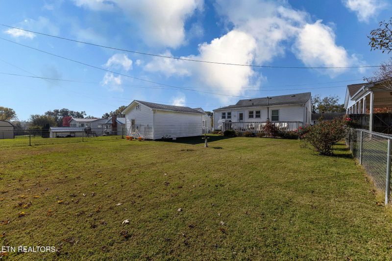 109 Lee Dr, Lenoir City, TN 37771
