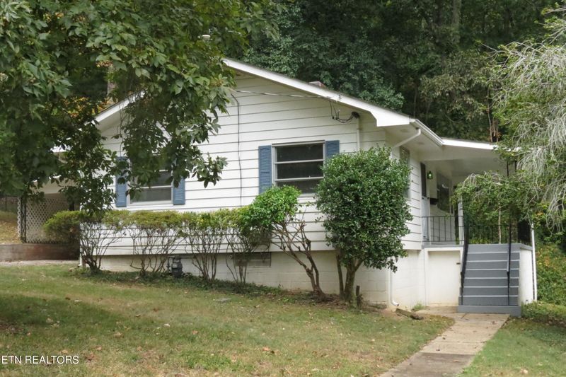 109 Ogontz Ln, Oak Ridge, TN 37830