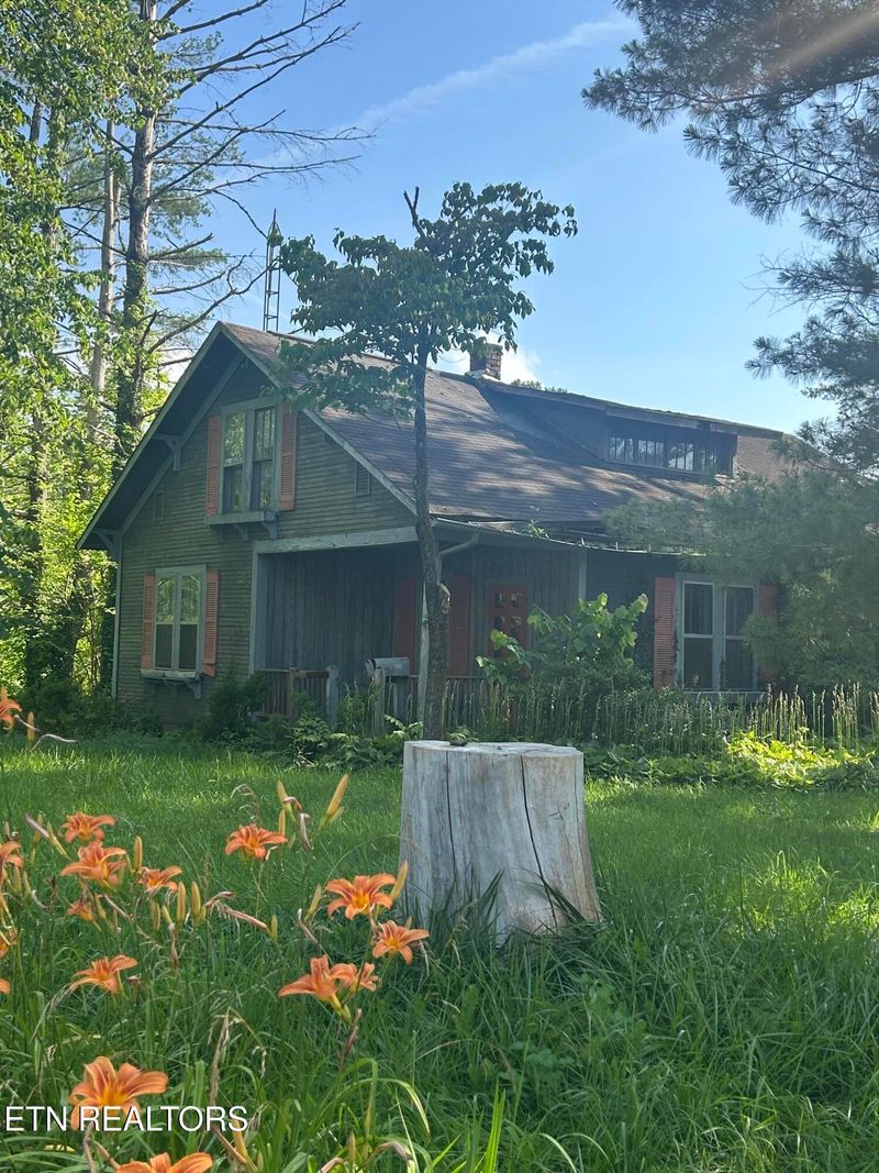 109 Old Deer Lodge Pike, Deer Lodge, TN 37726